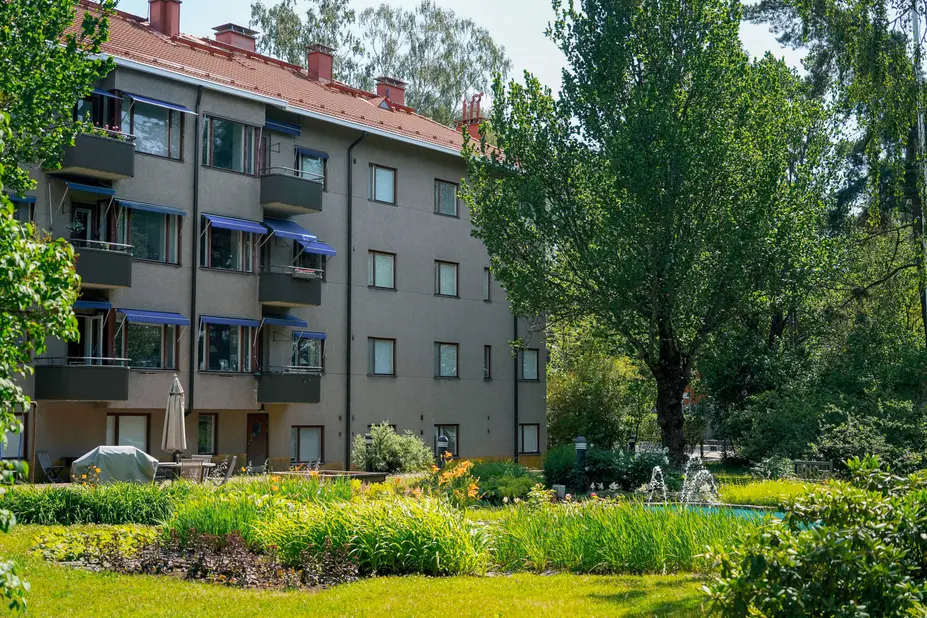 Kerrostalo ja vehreä piha.