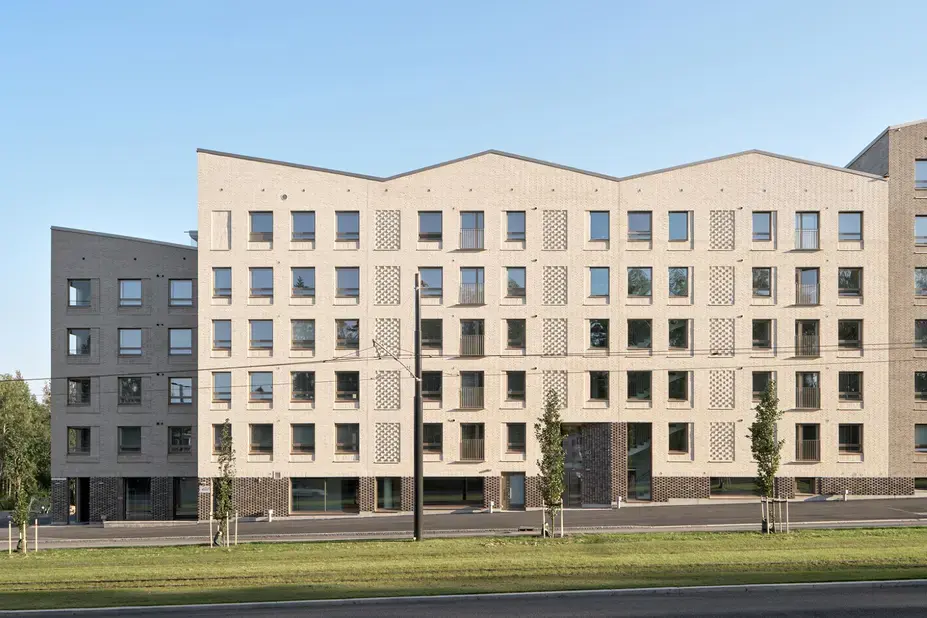 Vaalea viisikerroksinen kerrostalo Oulunkylässä.