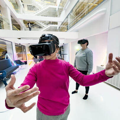 Henkilö kokeilee virtuaalilaseja.