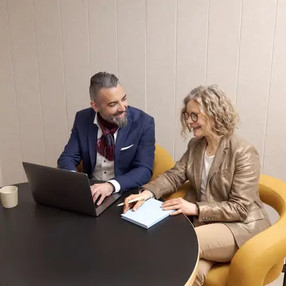 Kaksi henkilöä työskentelee.