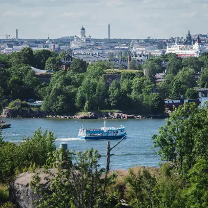 Vesibussi merellä, metsäistä rantaa.