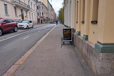 The City of Helsinki will start sending relocation notices to installers of advertisements and display stands that are placed in violation of the guidelines. 