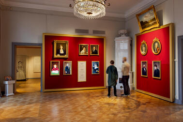 Two people are exploring portraits in Villa Hakasund's new manor exhibition.