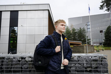 Patrik Tuominen seisoo Myllypurossa lähellä vanhaa ja nykyistä opiskelupaikkaansa.