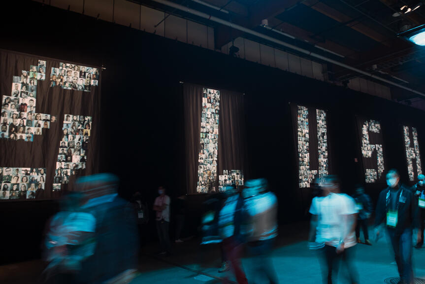 Slush-logo, jonka edessä ihmishahmoja