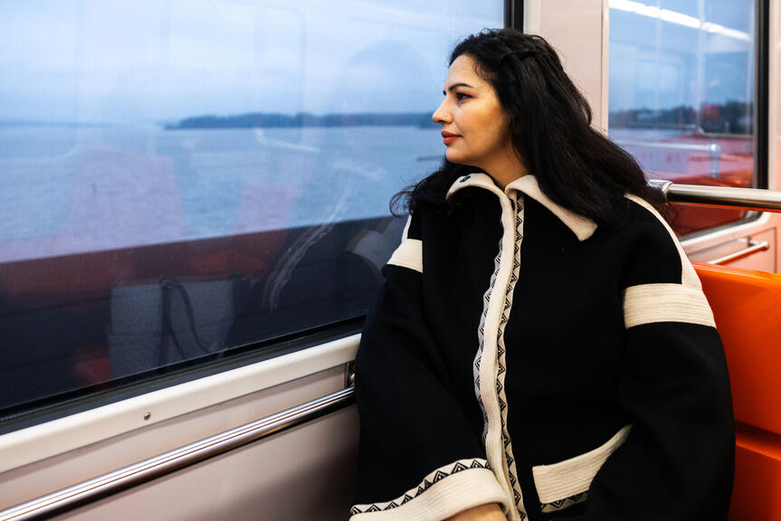 Naine vaatab metroo aknast välja.