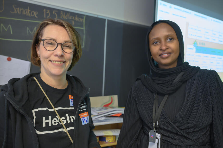 Mia Heinonen ja Fadumo Bulhan ovat päässeet todistamaan, kuinka suomen kielen opiskelu helpottuu, kun asioita tehdään yhdessä.