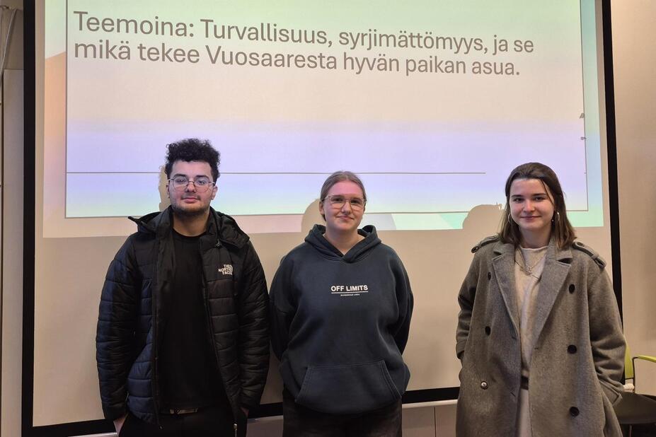 Ravin Ali Mohammed, Ella Hegg ja Josefiina Lehtonen keskustelivat Vuosaaren vahvuuksista ja turvallisuudesta. Kuva: Gurman Saini