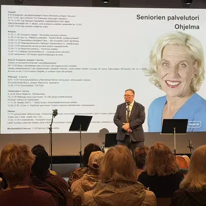 Apulaispormestari Paavo Arhinmäki avaa Vuotalon palvelutoria.