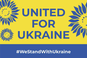 Sinisiä auringonkukkia keltaisella pohjalla. Keskellä teksti: United for Ukraine ja #WeStandWithUkraine