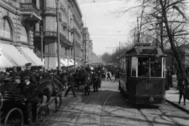 Människor och en spårvagn på Norra Esplanaden år 1849.