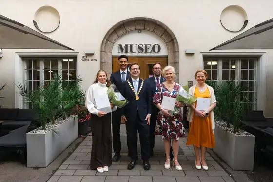 Helsinki-päivänä palkitut Louna-Lumia Seikkula, Iiris Autio ja Minna Palmroth sekä pormestari Daniel Sazonov ja apulaispormestarit Shawn Huff ja Paavo Arhinmäki.