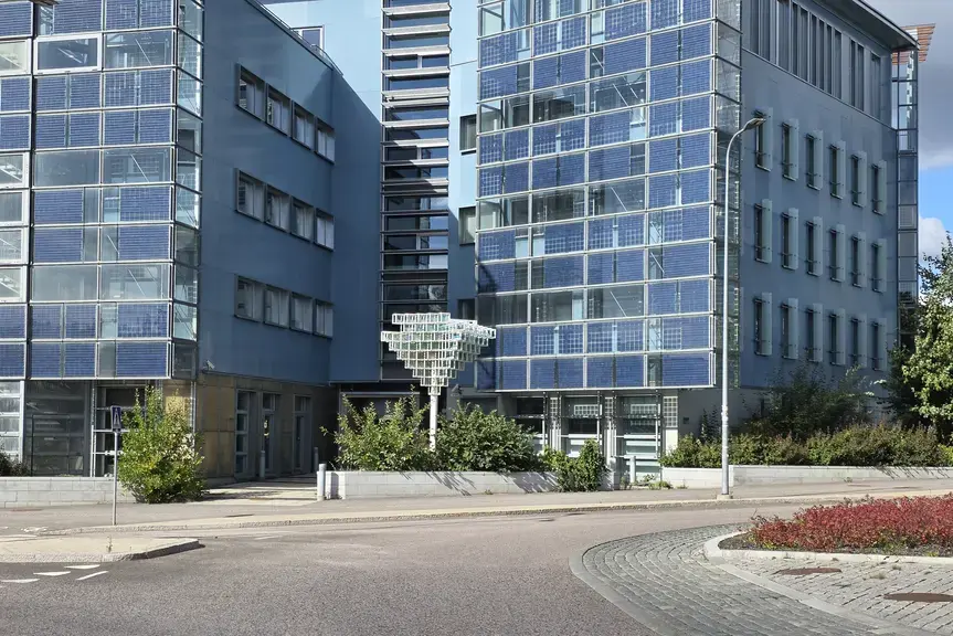 Viikin kirjaston väistötila ulkopuolelta. Moderni lasipintainen rakennus.