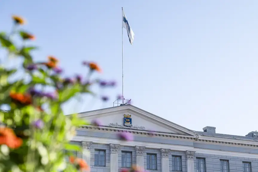 Kuva kaupungintalon julkisivusta aurinkoisena päivänä.