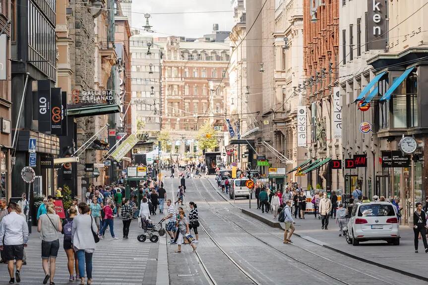 Kuvassa ihmisvilinää Aleksanterinkadulla