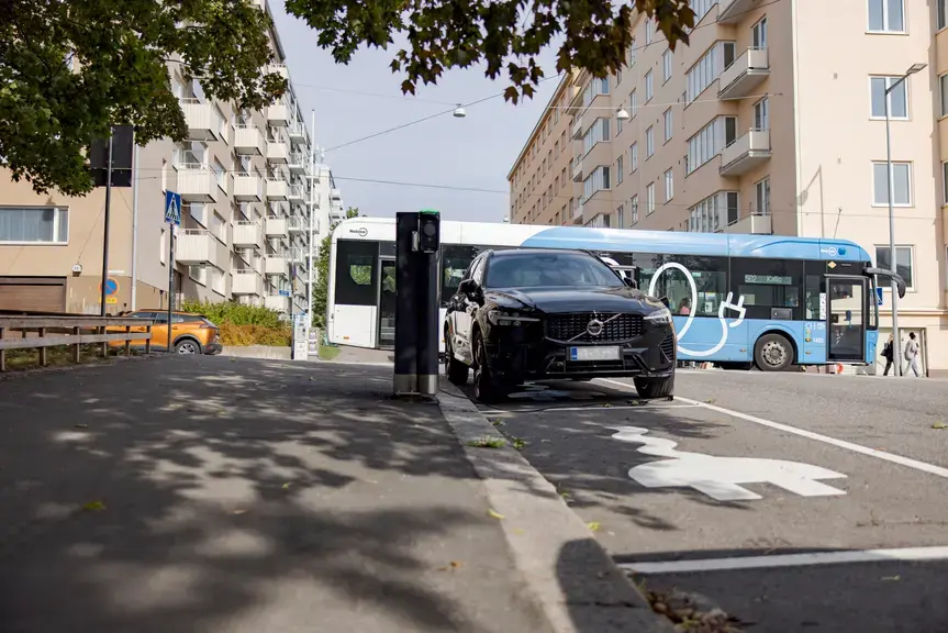 Sähköautoa ladataan kadun varressa.