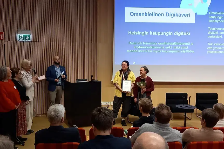 Digitukiteko-tunnustus jaettiin Oulussa 7.10.2026.  Kuvassa asiantuntija Marja Säikkä ja digineuvoja Jon Karvinen. 