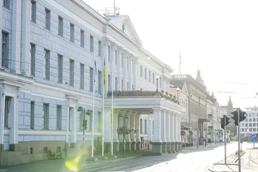 Helsingin kaupungintalo. Vaalea talo Kauppatorin laidalla kesäisessä säässä sivusta kuvattuna. 
