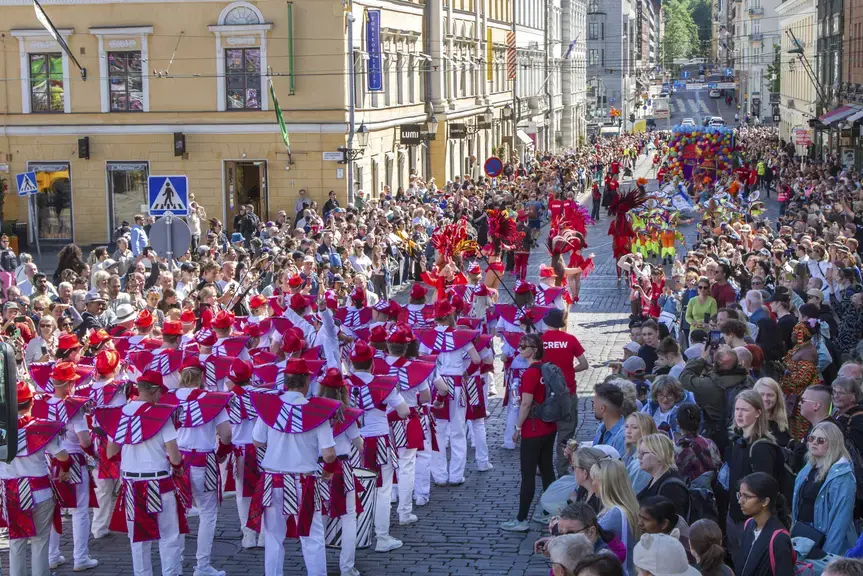 Helsinki Samba Carneval -kulkue Unioninkadulla.