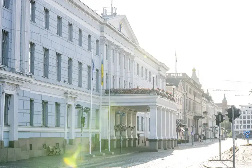 Kaupungintalo kesäillan valossa