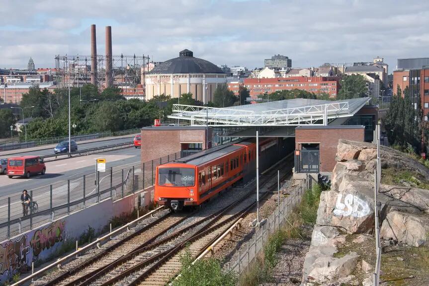 Metrojuna tulossa Kalasataman metroasemalta.