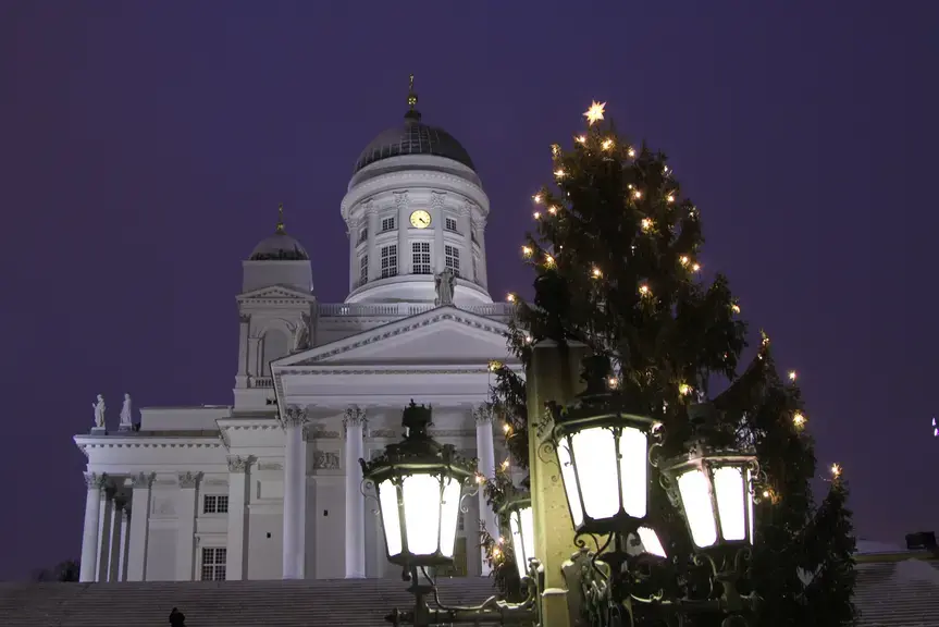 Julgranen syns bra även i mörkret.
