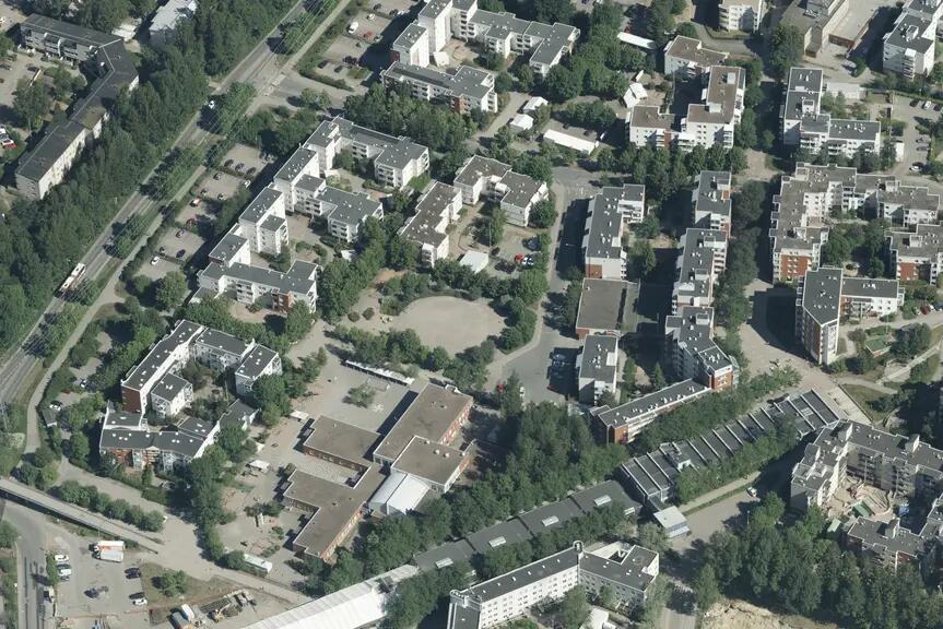 Ilmakuva alueesta, jossa kerrostaloja.