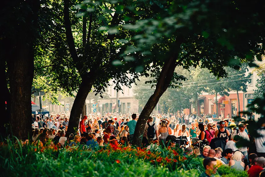 Folk ute på gatan i Kallio Block Party -evenemanget på sommaren.