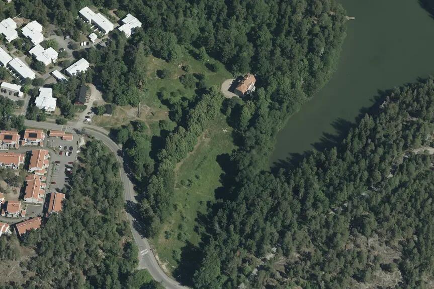Ilmakuva metsäisestä alueesta.