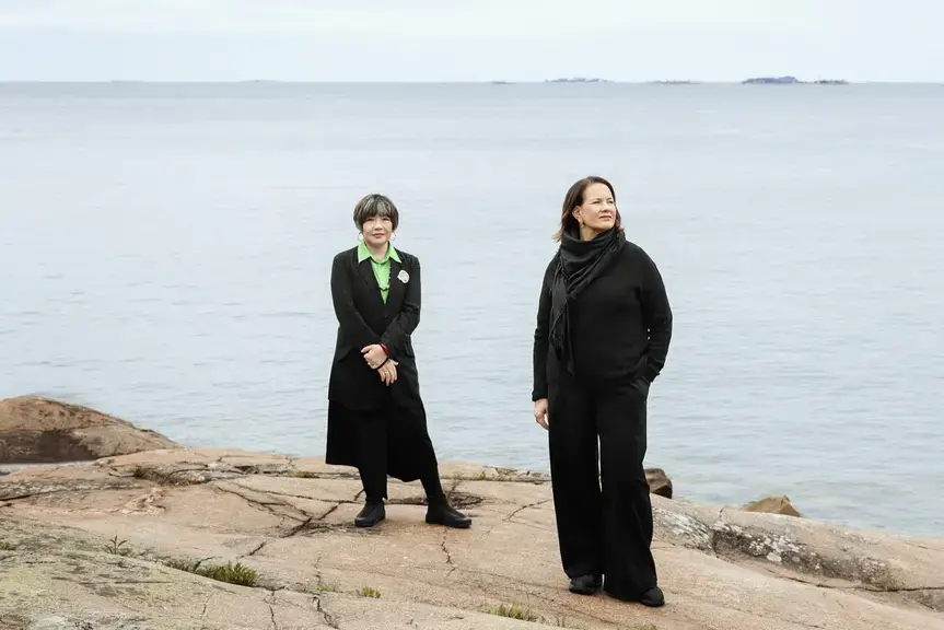 Mami Kataoka ja Arja Miller, vuoden 2027 Helsinki Biennaalin pääkuraattorit. 