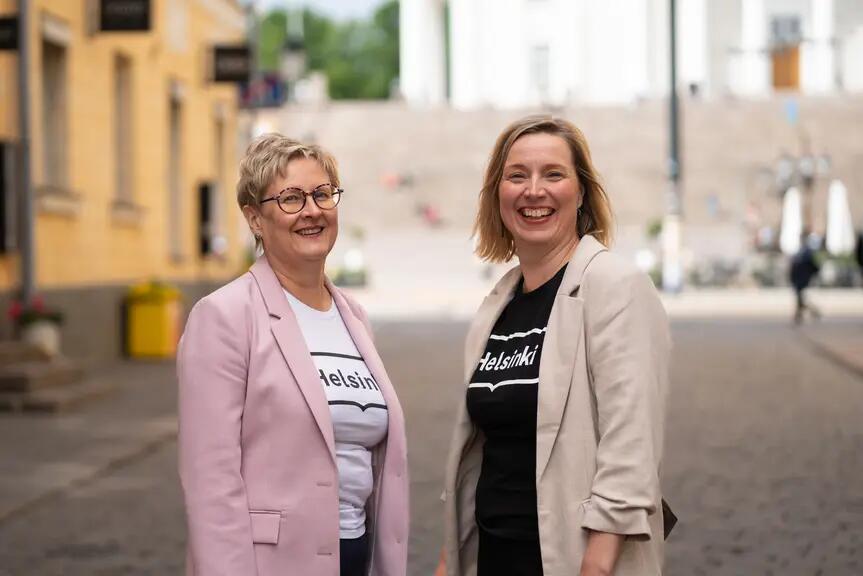 Matkailupäällikkö Nina Vesterinen ja Brändi ja tapahtumat -yksikön päällikkö Sanna Forsström kesäisellä Sofiankadulla. 