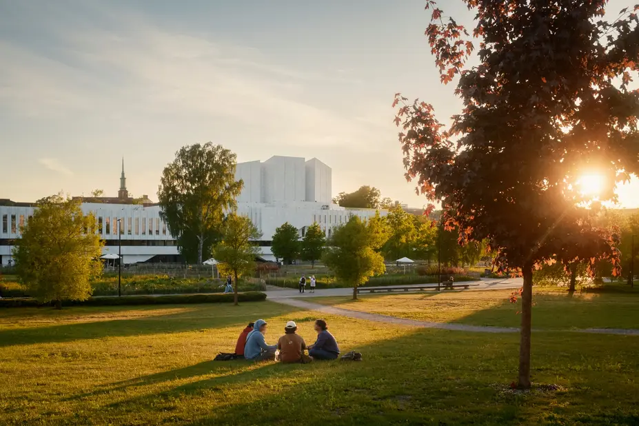 Finlandia-talo ilta-auringossa.