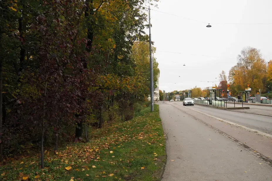 Diakoniapuiston vieressä kulkee tie.