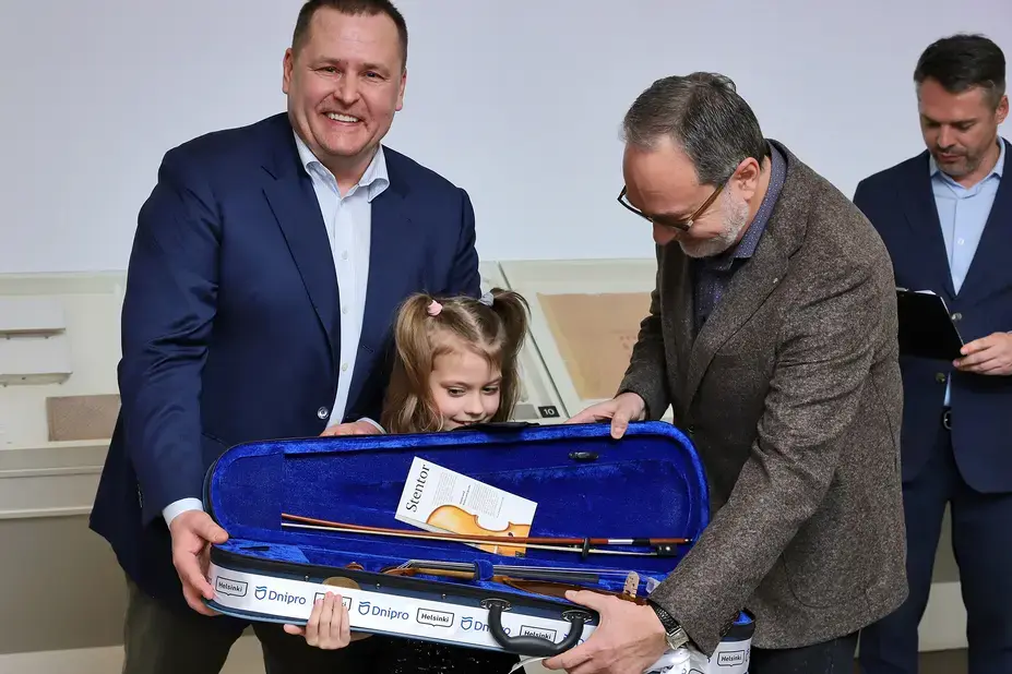 Dnipron pormestari ja lapsi uuden viulunsa kanssa.