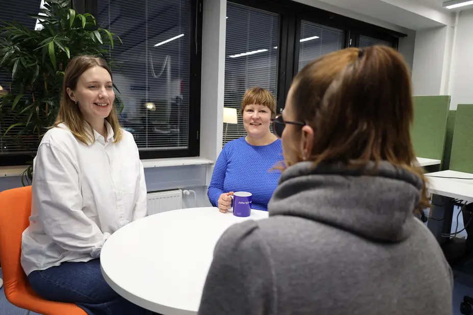 Iida ja Emma katsovat Tanjaa
