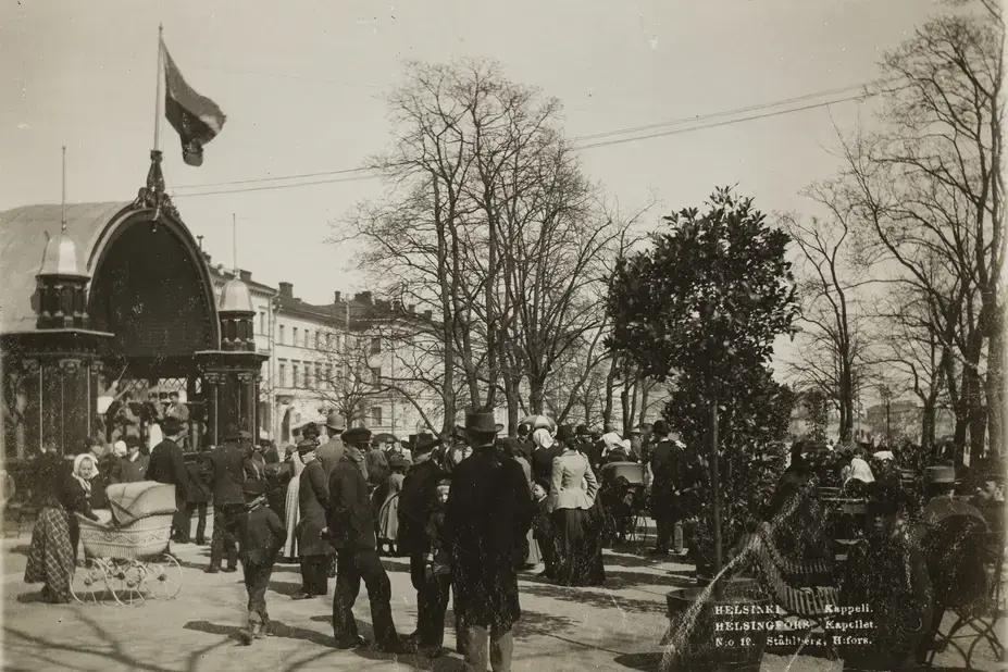 Människor på Kappelesplanaden år 1890.