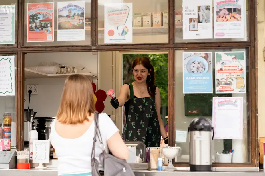 Customer and employee at the kiosk.