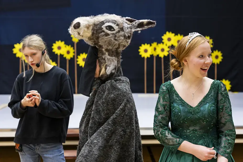 Oppilaat harjoittelevat musikaalin ensi-iltaa varten