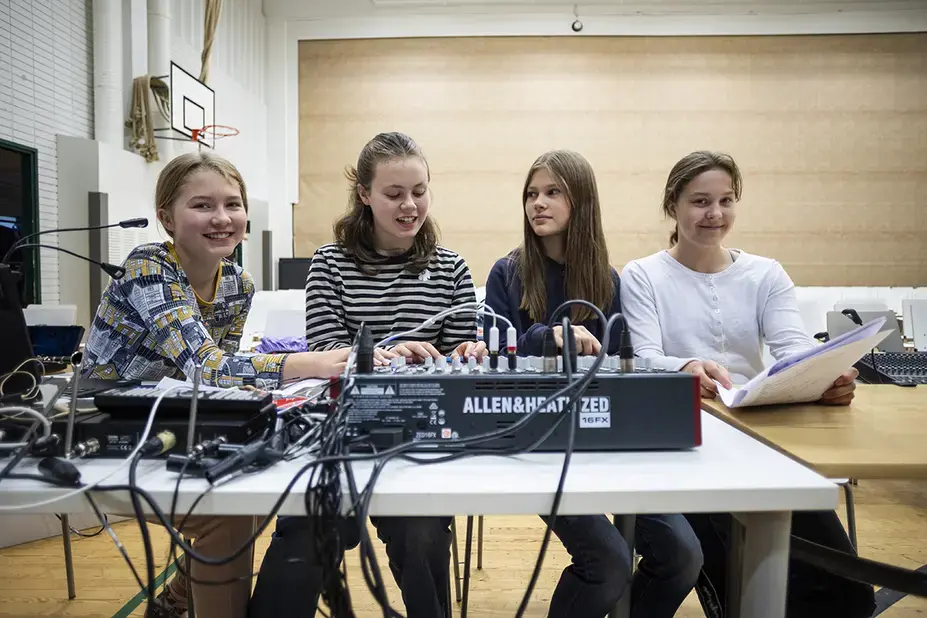 Oppilaat harjoittelevat musikaalin ensi-iltaa varten