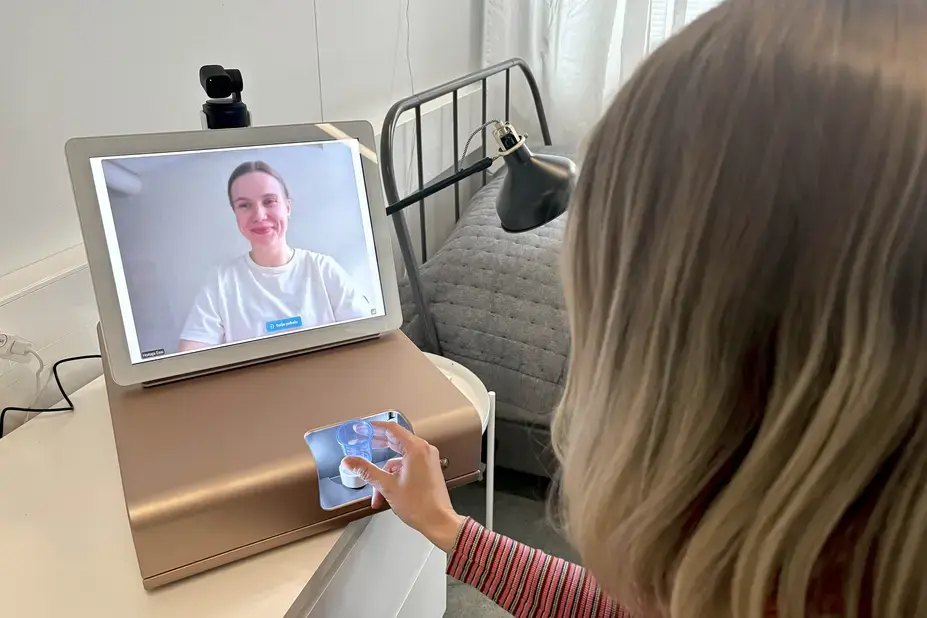 Etähoitaja valvoo lääkkeenottoa videoyhteyden kautta.