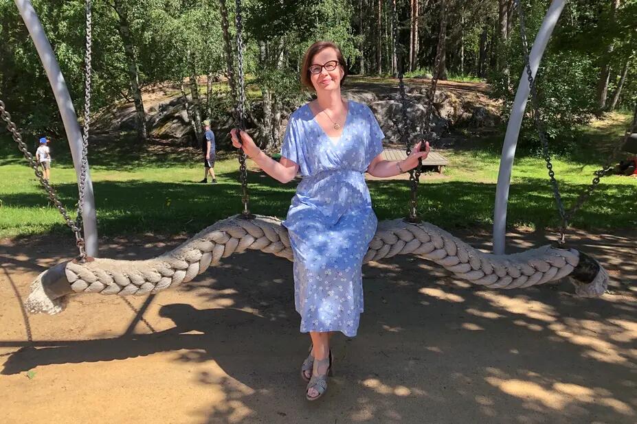Verkställande direktör Minna Hoffström i lekparken.