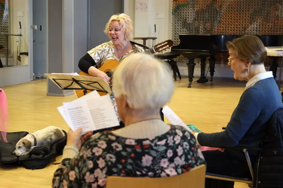 Mukaan musiikkiin-grupp sjunger.