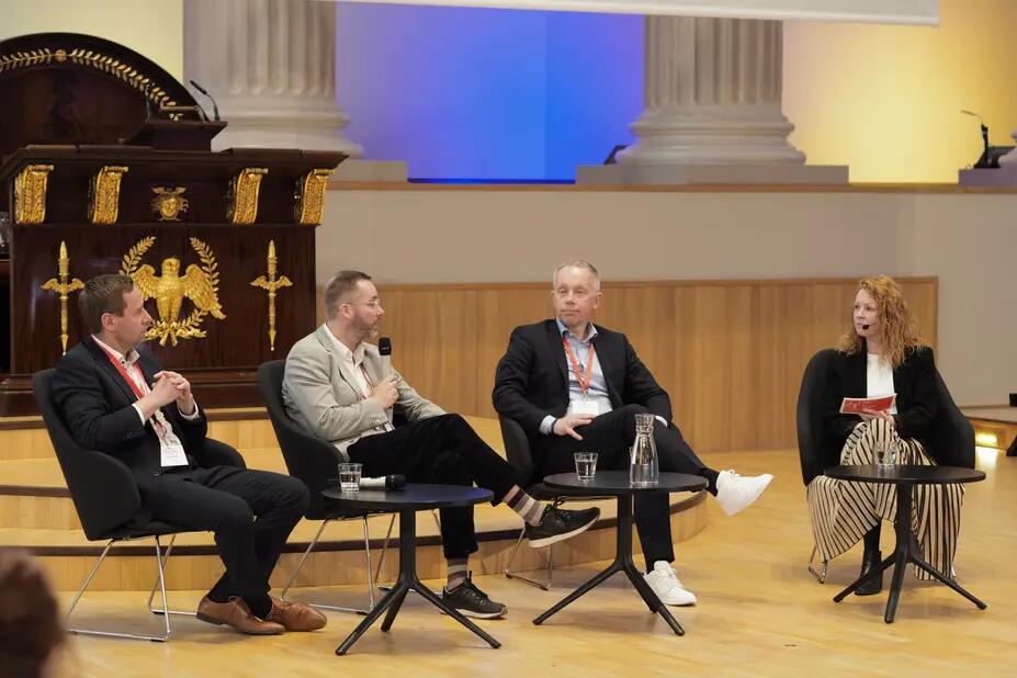 Kimmo Mäki, Antti Karjalainen ja Ville Haapasaari sekä Jenny Taipale Helsingin matkailuseminaarin paneelikeskustelussa 6.5.2026.