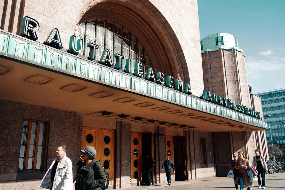 Människor utanför Helsingfors centralstation.