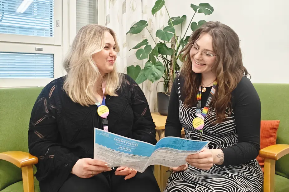 Course Leaders Rebecka Lehmussaari and Jennica Kalland are reading a brochure.
