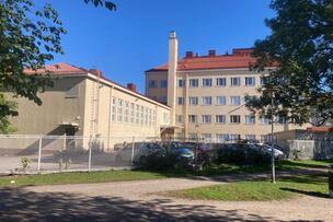 Helsingin kuvataidelukio Torkkelinmäellä.