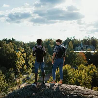 Två personer på en klippa i soligt väder.
