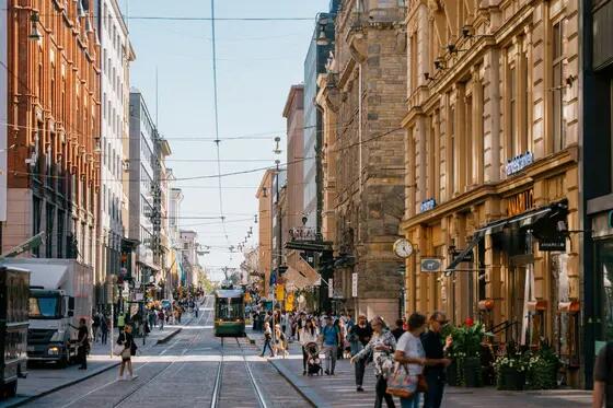 Människor som går i centrum.