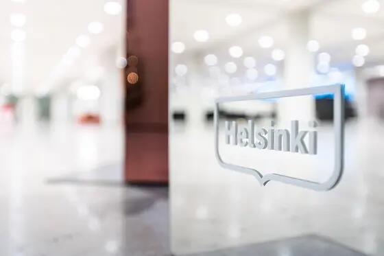Helsingfors logotyp i stadshusets foajé