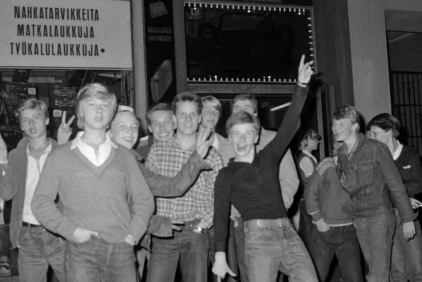 Unga människor poserar för fotografer framför ett diskotek på 70-talet.